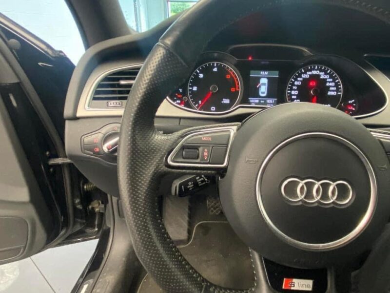 AUDI A4 2.0 TDI 143 ch - S line